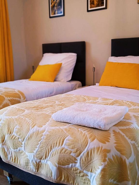 duas camas sentadas uma ao lado da outra num quarto em Sleep In Apartament Centrum em Breslávia