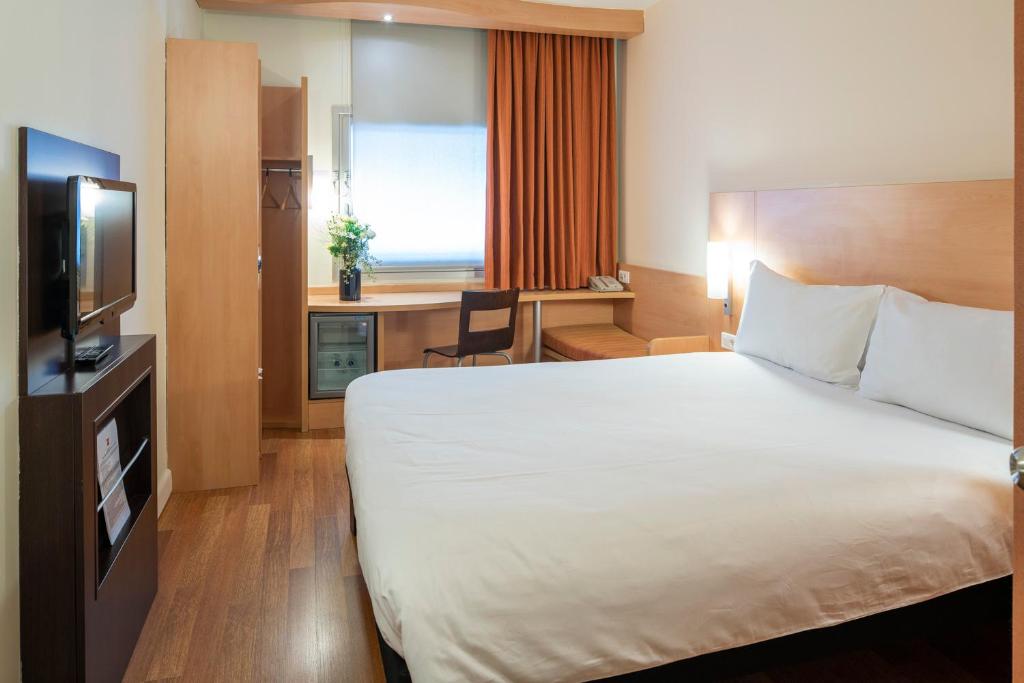 Cama ou camas em um quarto em Ibis Izmir Alsancak
