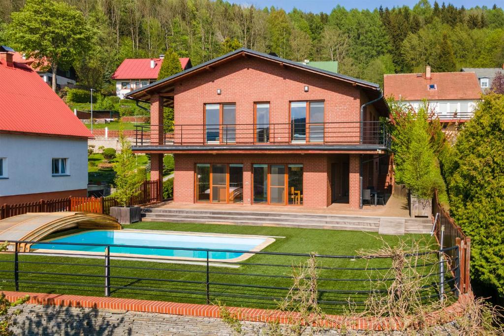 Bazen u ili blizu objekta Vila Sluneční stráň