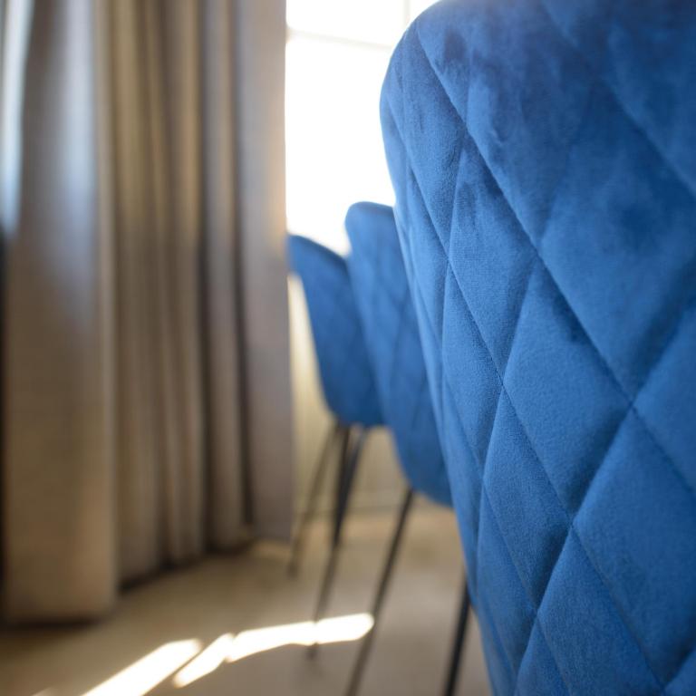 Posezení v ubytování Grønnbuene Rorbu Hotel