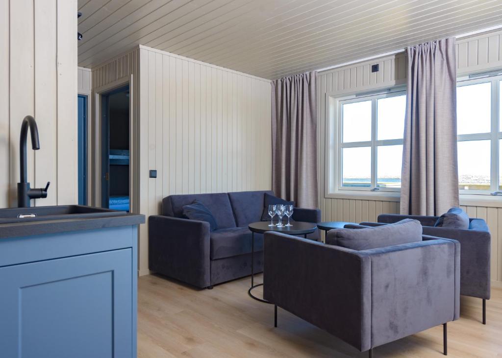 Posezení v ubytování Grønnbuene Rorbu Hotel