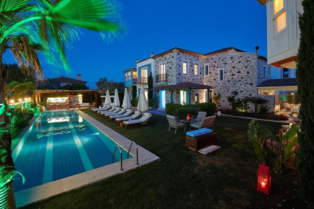 a large house with a swimming pool in the yard at On Oda Alaçatı in Alaçatı
