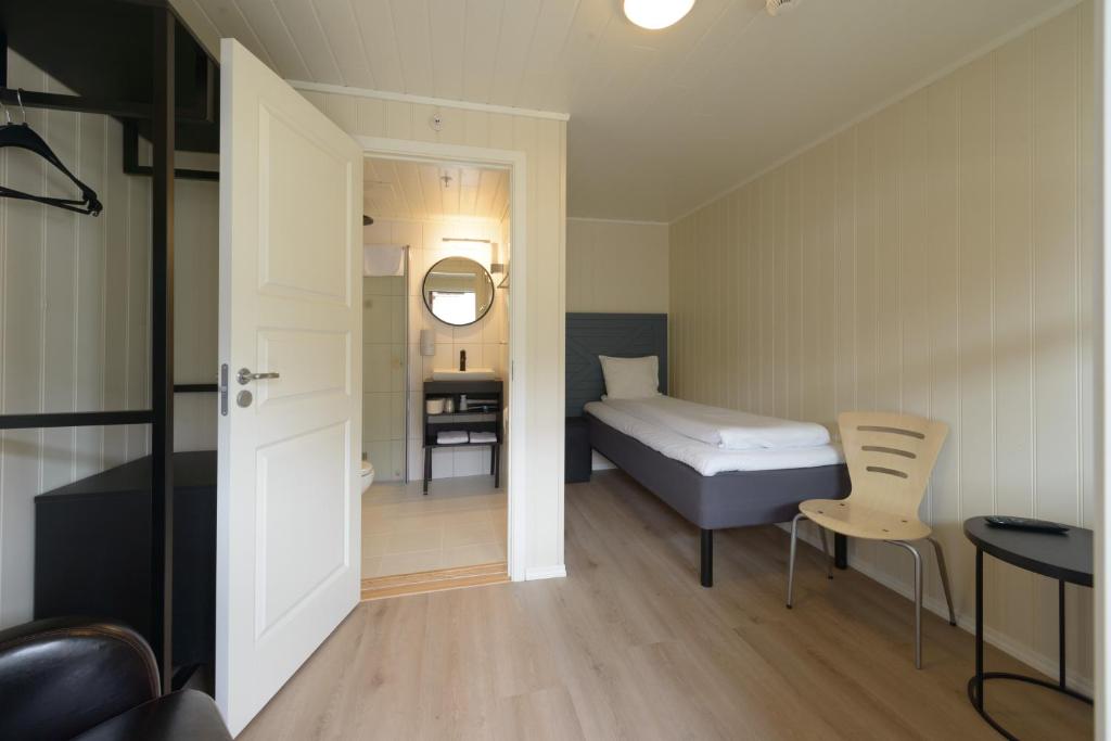 Postel nebo postele na pokoji v ubytování Grønnbuene Rorbu Hotel