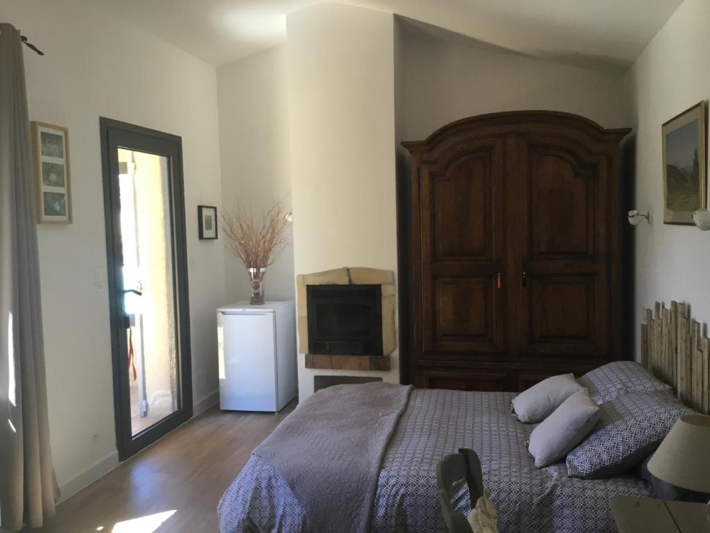 Postel nebo postele na pokoji v ubytování Petit cocon dans le Luberon