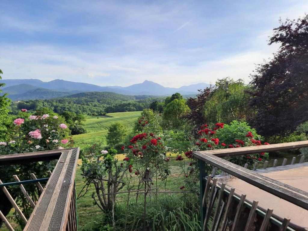 Een balkon of terras bij Le Petit Chalet du Hérisson- Panorama unique !