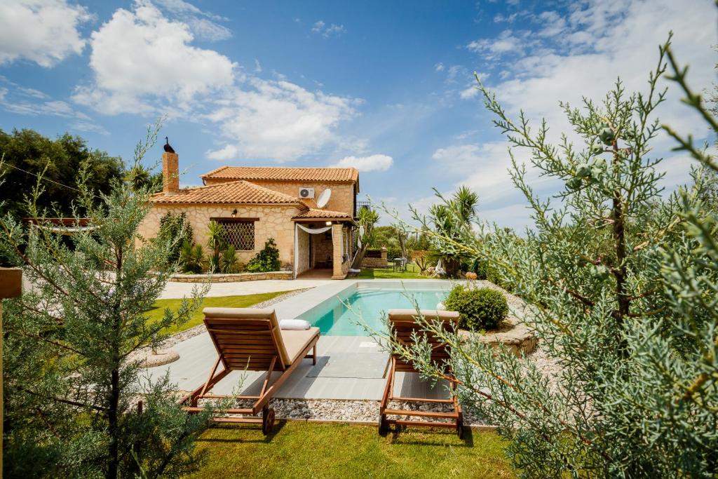 una villa con piscina e una casa di Sincerity Luxury Villa a Tragaki