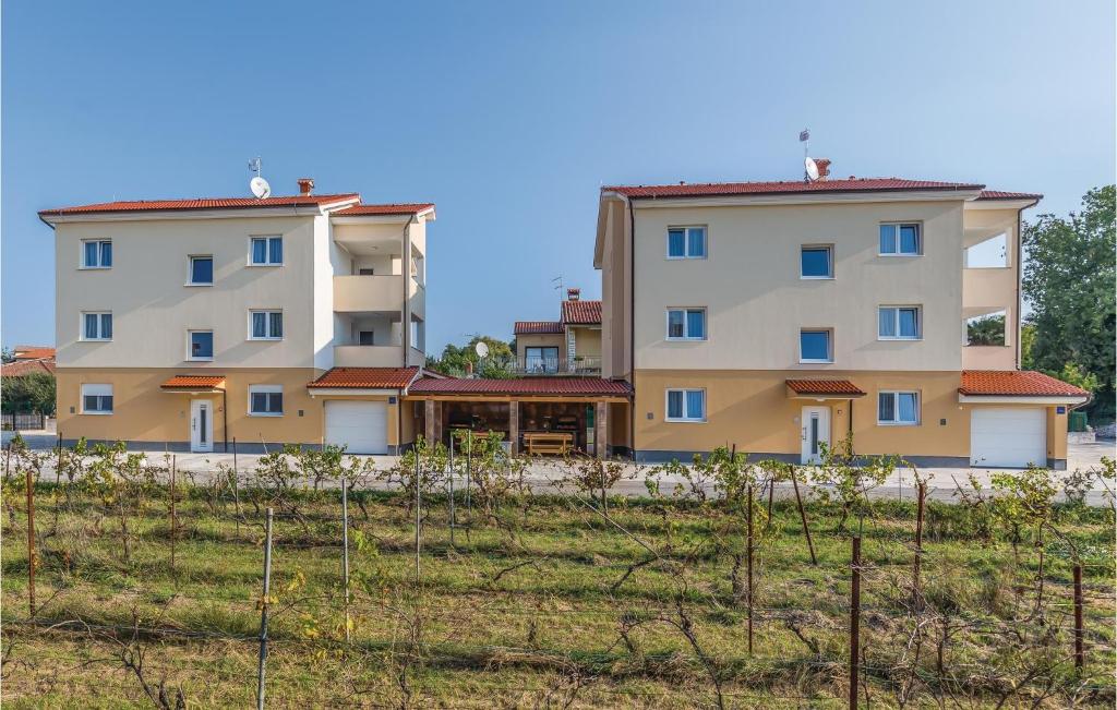 dwa budynki na polu obok płotu w obiekcie Apartment Medulin 04 w Medulinie