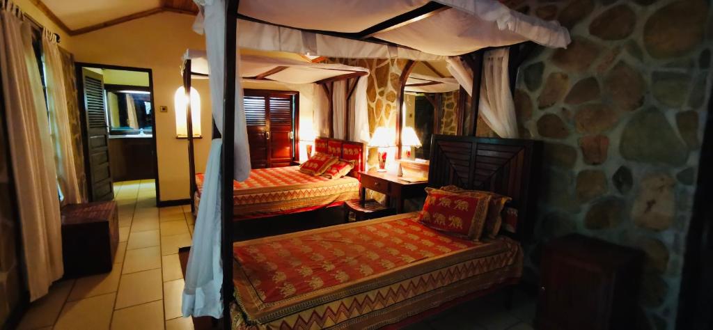 Postel nebo postele na pokoji v ubytování Fig Tree Camp - Maasai Mara