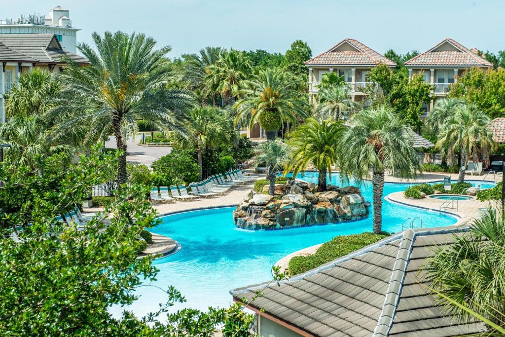 una vista aérea de una piscina del complejo con palmeras en Splish Splash, en Destin