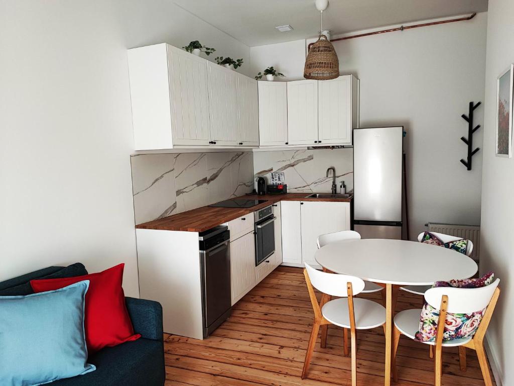 a small kitchen and dining room with a table and chairs at Centrum Apartament Przytulny in Świdnica