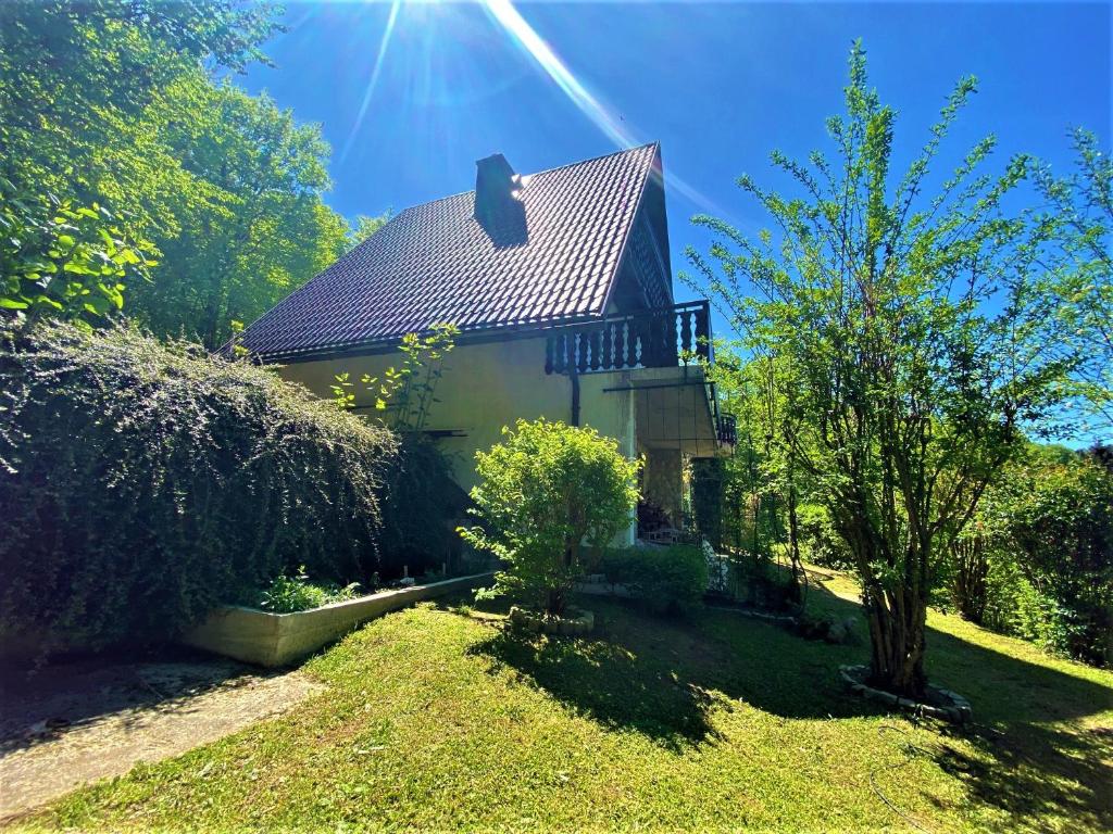 a house with a roof on top of a yard at Kuća Homer in Mala Lešnica