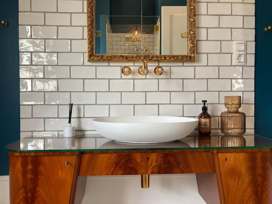 uma casa de banho com um lavatório e um espelho num balcão em Casa del Mercat em Altea