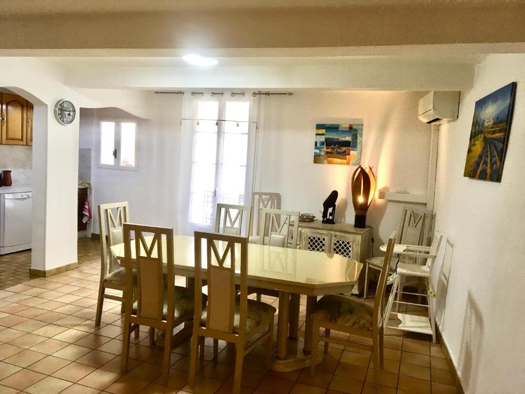 a dining room with a table and chairs at Agréable maison au cœur du village in Argelès-sur-Mer