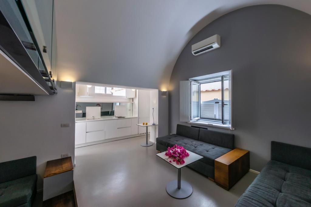 un salon avec un canapé et une table dans l'établissement Design home in Capri Piazzetta, à Capri