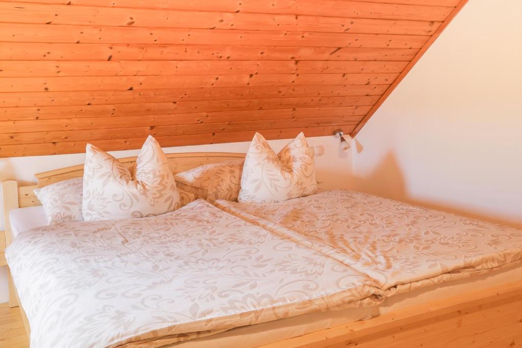 Postel nebo postele na pokoji v ubytování Tourist farm Mulej
