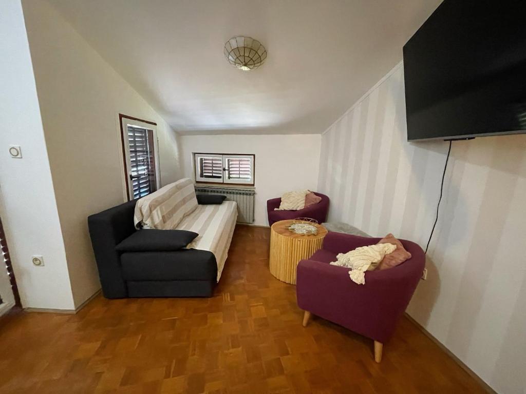 ein Wohnzimmer mit 2 Stühlen und einem Sofa in der Unterkunft Apartment Zora in the center of Crikvenica in Crikvenica