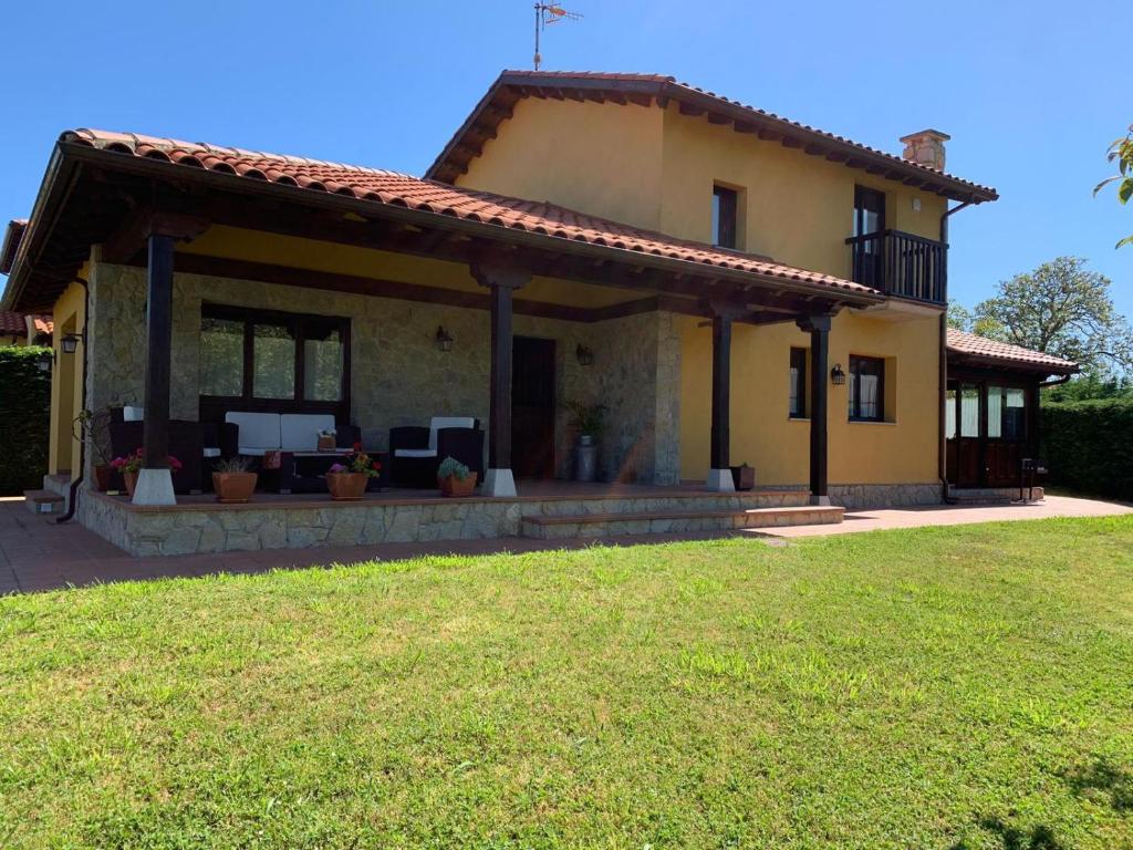 una casa con un grande cortile davanti di RINCÓN DE DORA a La Pesa