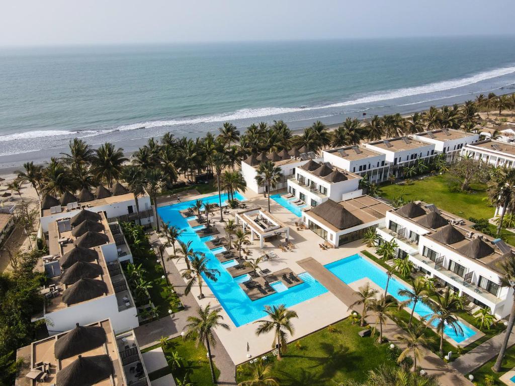 een luchtzicht op het resort en het strand bij Kalimba Beach Resort in Kotu