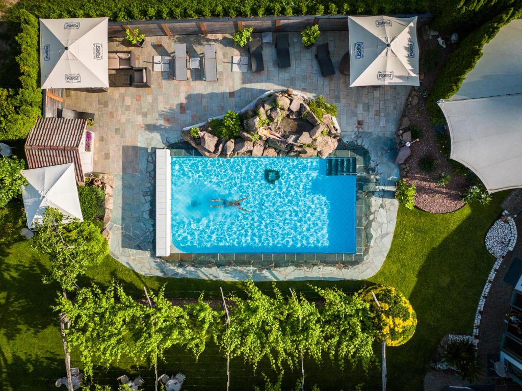Bazén v ubytování Hotel Frangart an der Weinstraße nebo v jeho okolí