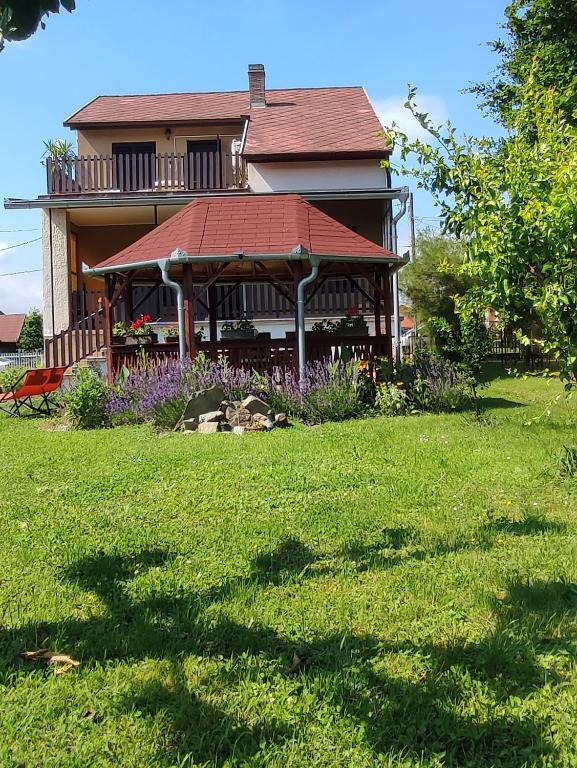 dom z altaną na dziedzińcu w obiekcie Krezo Ház w Gyenesdiás