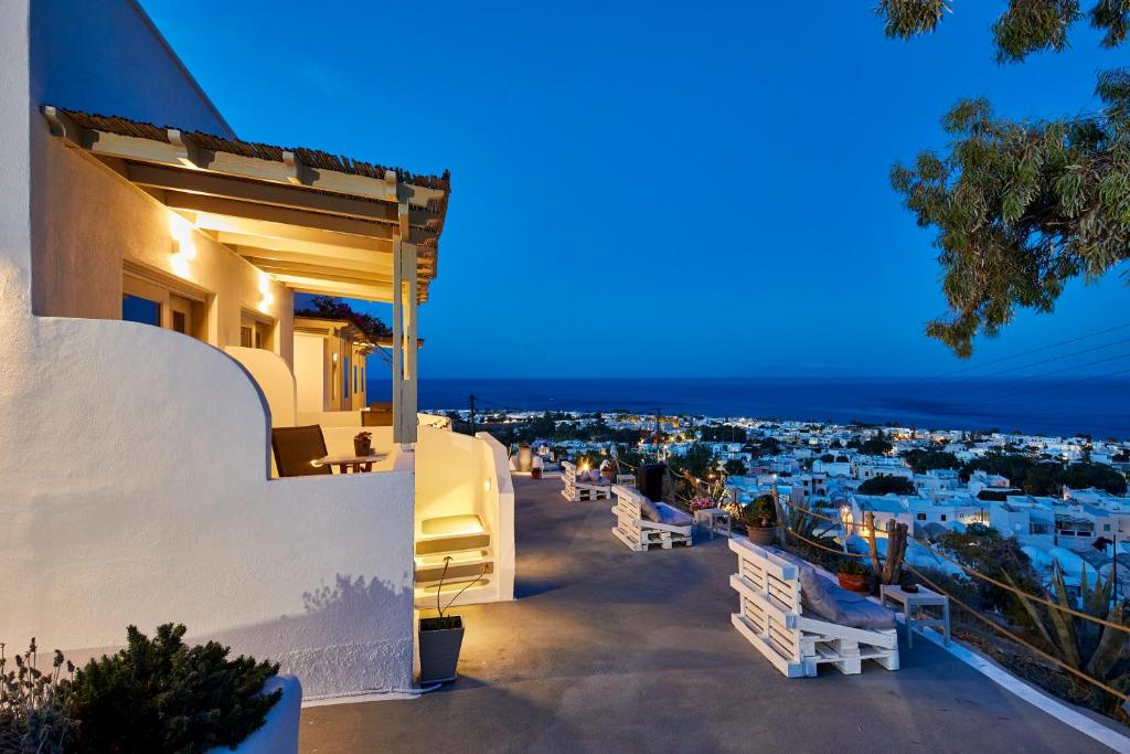 Cette villa offre une vue sur la ville la nuit. dans l'établissement Acropole Sunrise, à Kamari