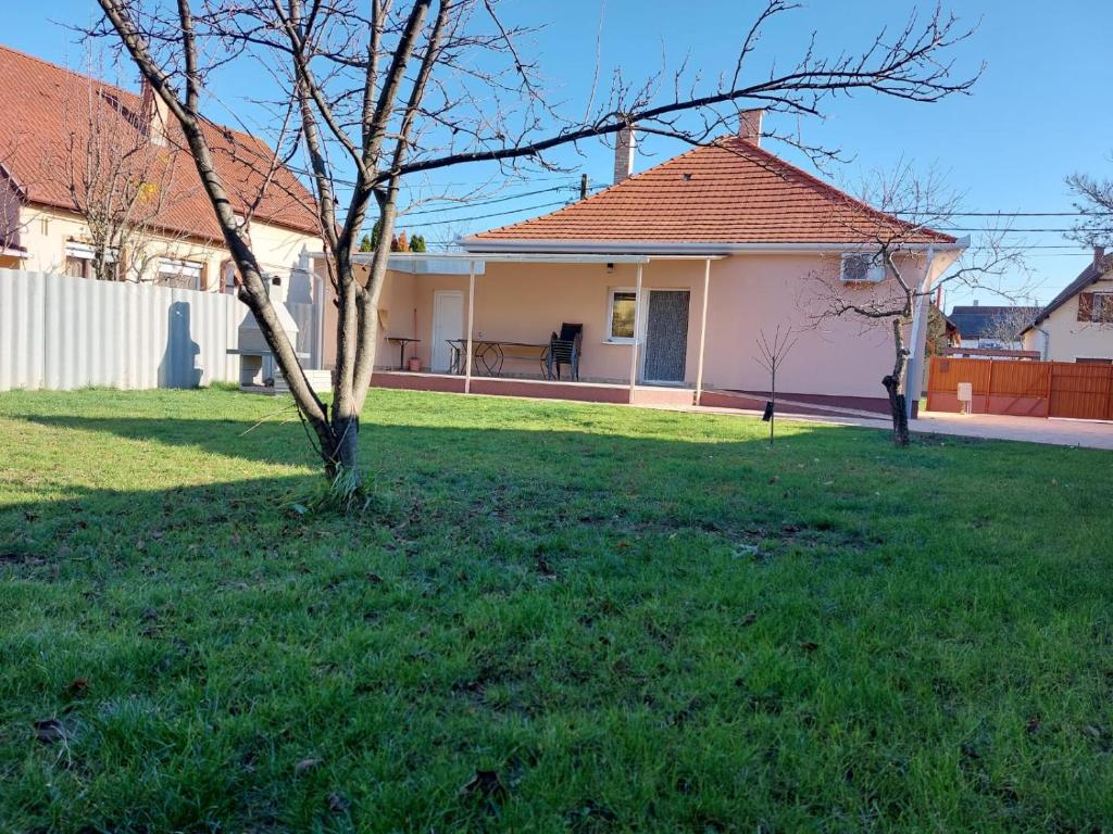 dom z ogródkiem z drzewem w obiekcie Marinica Apartman 3 w Hajduszoboszlo
