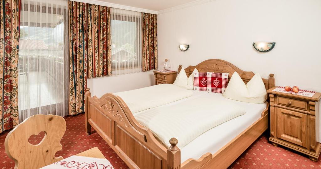 Posteľ alebo postele v izbe v ubytovaní Hotel Standlhof Zillertal
