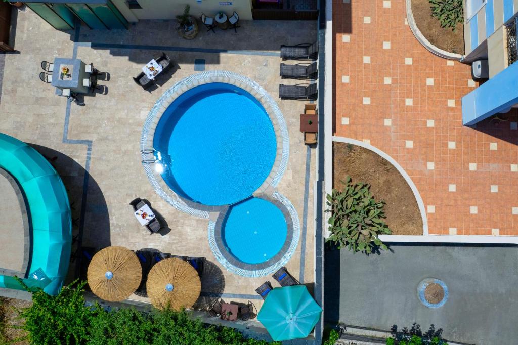 Vue sur la piscine de l'établissement Comfort Hotel Apartments ou sur une piscine à proximité