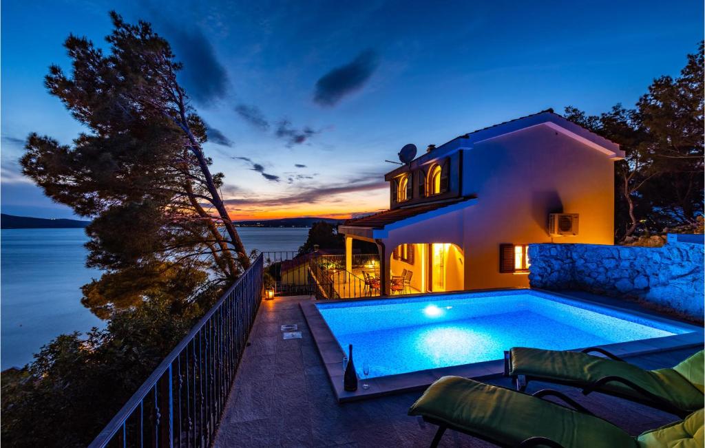 uma casa com piscina junto à água em Stunning Home In Novigrad With Kitchen em Novigrad Dalmatia