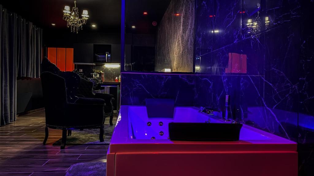 Fotografia z galérie ubytovania NOUVEAU - LUXURE - Secret Suite - JACUZZI v destinácii Melun