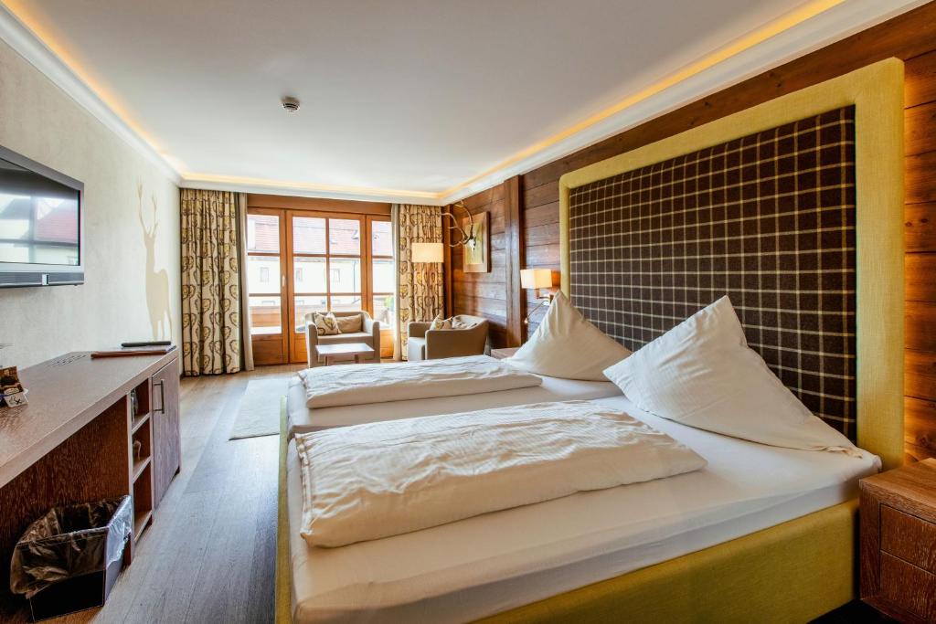 Postel nebo postele na pokoji v ubytování Hotel Gasthof Alte Post Holzkirchen