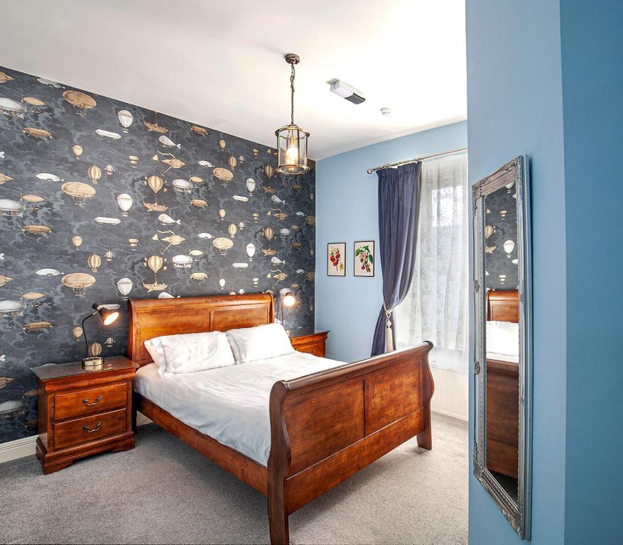 1 dormitorio con cama y pared cubierta de conchas en The Valley House Hostel & Bar, en Achill
