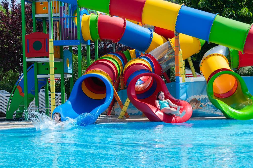 Bazén v ubytování MASLINICA Narcis Hotel nebo v jeho okolí