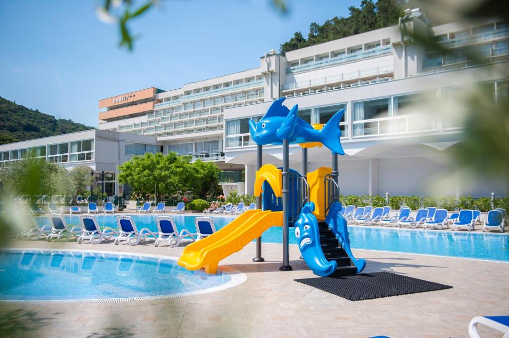 Bazén v ubytování MASLINICA Narcis Hotel nebo v jeho okolí
