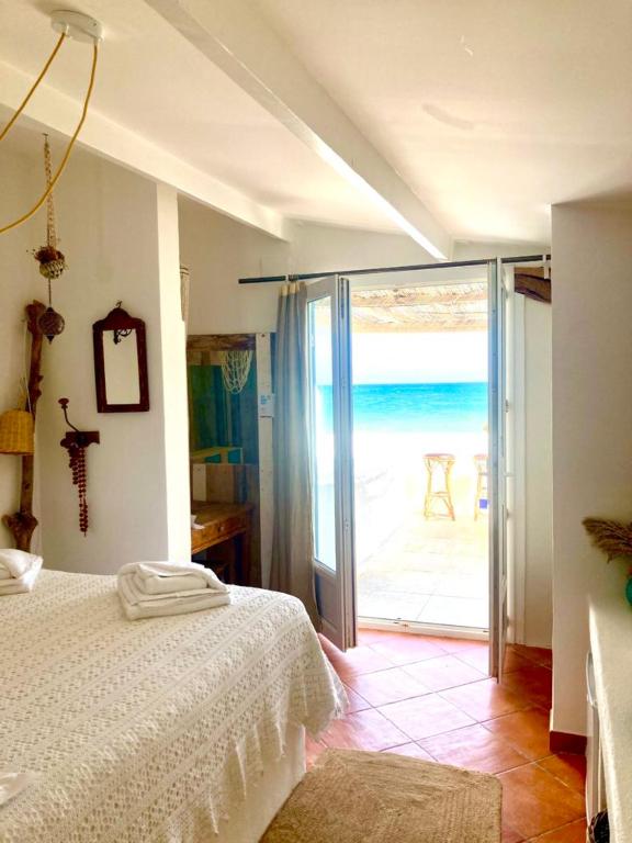 Postel nebo postele na pokoji v ubytování Hôtel Lido Beach