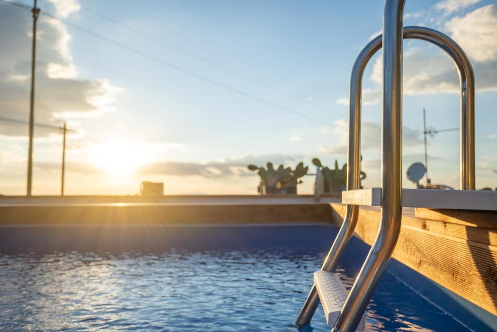 une piscine de villégiature avec une rampe en métal dans l'établissement Villa Aurora Pool & Fitness, à Anacapri