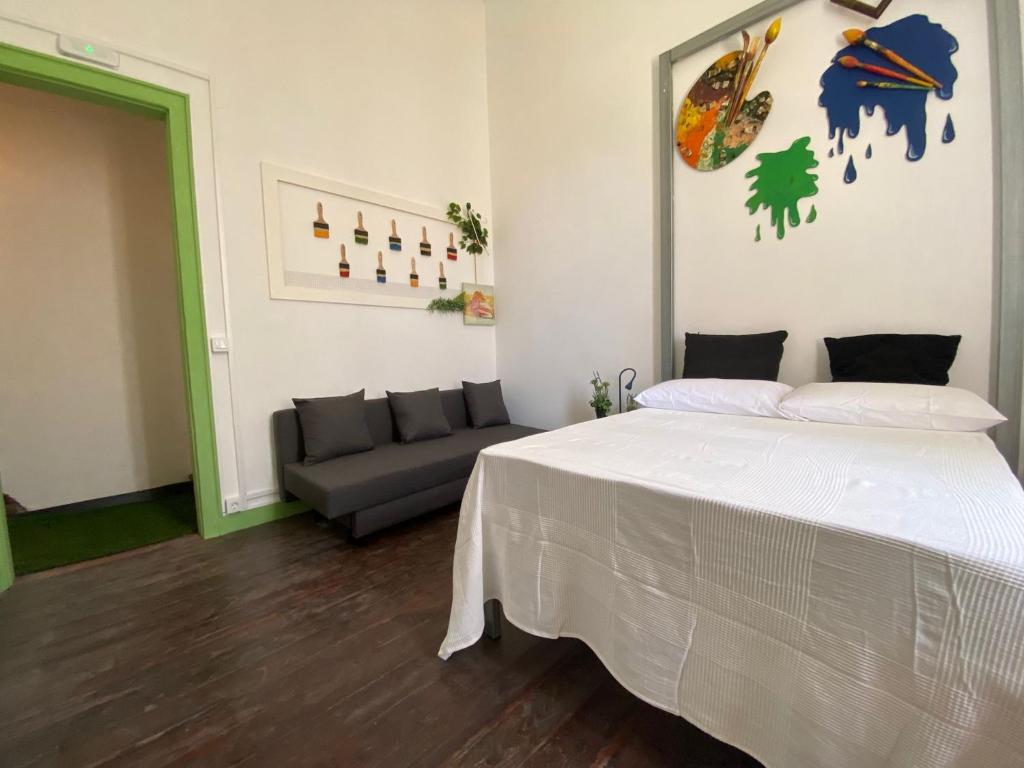 Postel nebo postele na pokoji v ubytování Tenerife Art Hostel