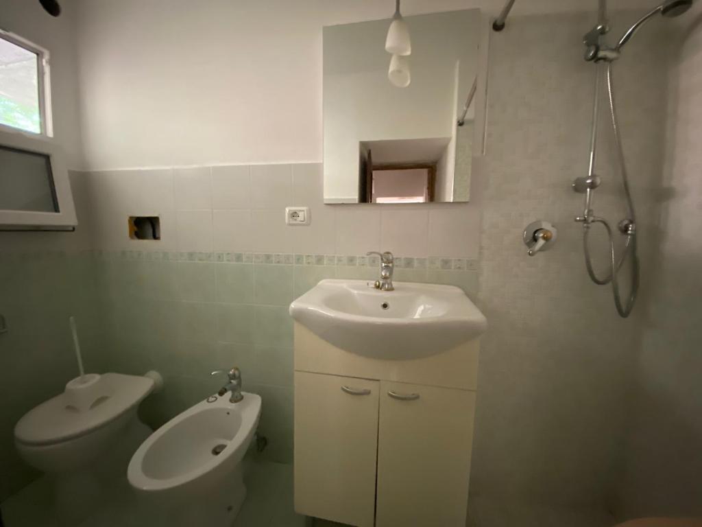 bagno con lavandino e servizi igienici di FONTANA’S HOUSE RELAX n.7 010065-LT-0009 a Valbravenna