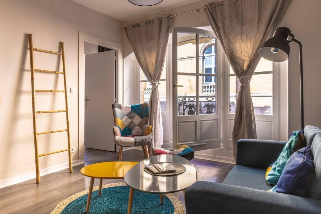 salon z kanapą i stołem w obiekcie L'Escapade Urbaine - Cosy et central w mieście Dijon
