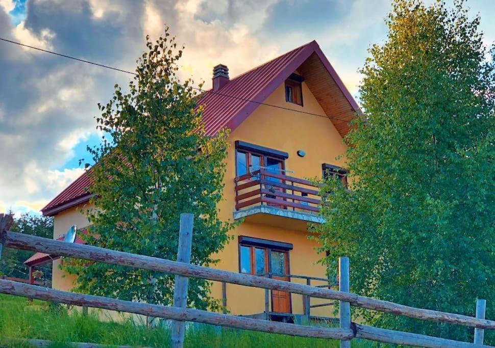 een groot geel huis met een rood dak bij Grand Rabbit House on the Hillock in Žabljak