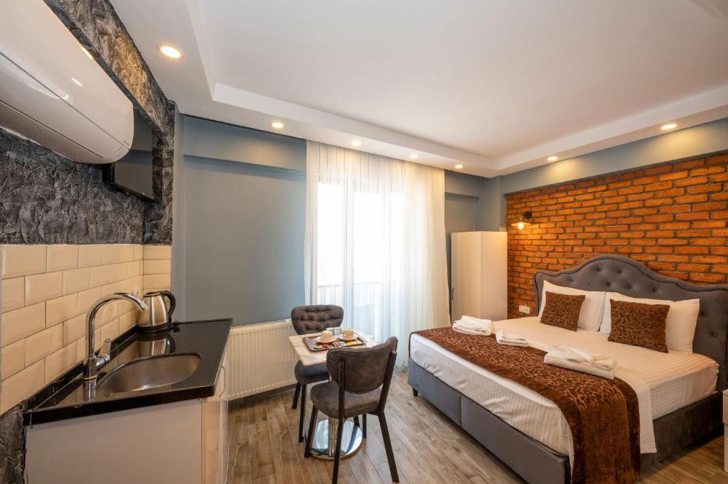 ein Hotelzimmer mit einem Bett und einem Waschbecken in der Unterkunft Taksim Story Residence in Istanbul
