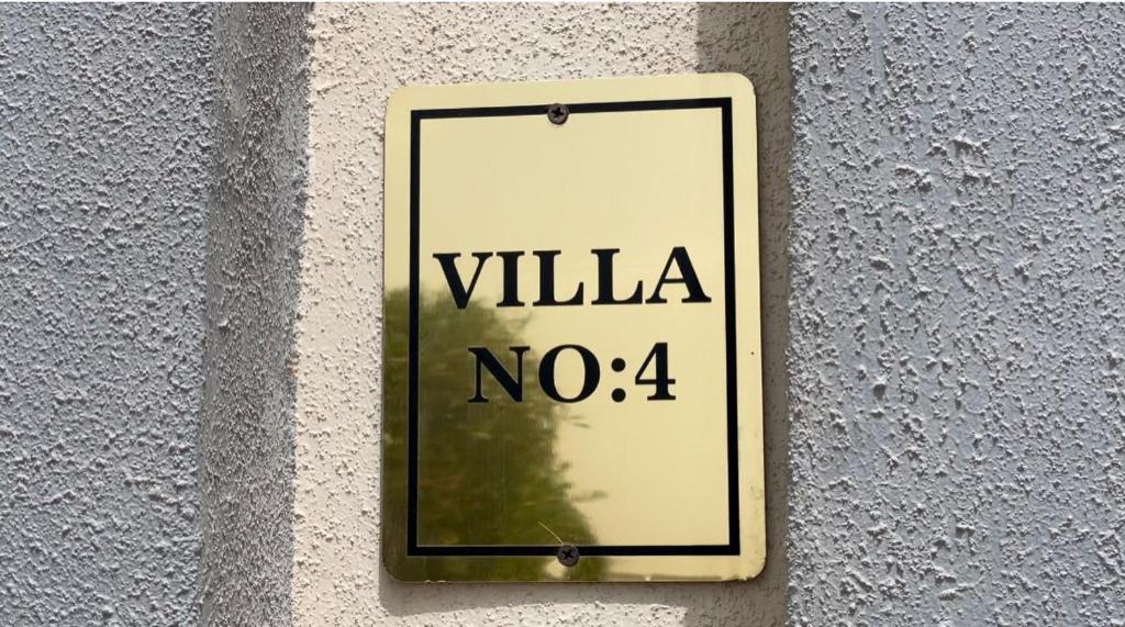 un cartel en una pared que dice Villa no en Al Jabal Resort Villa 4, en Salalah