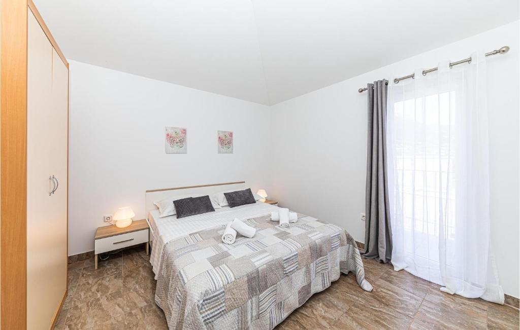 Posteľ alebo postele v izbe v ubytovaní Holiday Home Kastel Novi With Sea View Vi