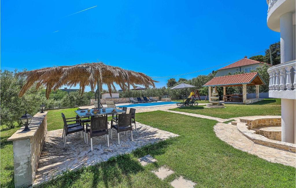 Bazén v ubytovaní Holiday Home Kastel Novi With Sea View Vi alebo v jeho blízkosti