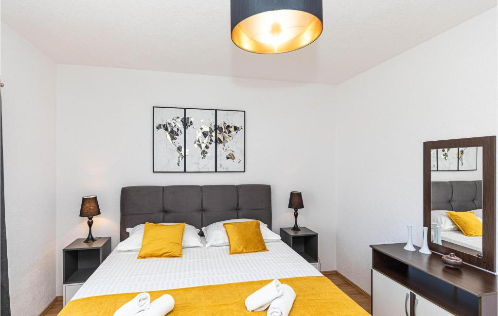 Posteľ alebo postele v izbe v ubytovaní Holiday Home Kastel Novi With Sea View Vi