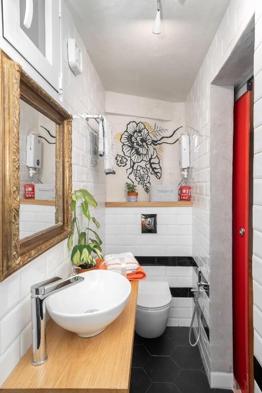 łazienka z umywalką i toaletą w obiekcie Cozy tiny apartment in the heart of Plaka w Atenach