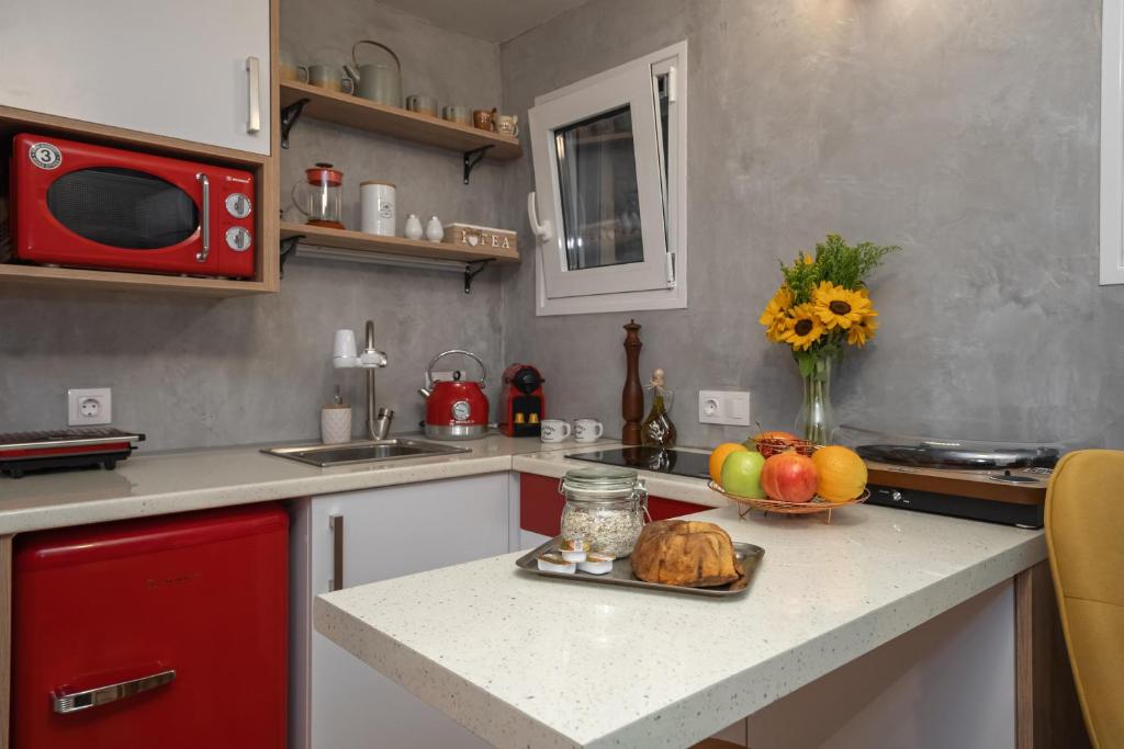 Kuchnia lub aneks kuchenny w obiekcie Cozy tiny apartment in the heart of Plaka