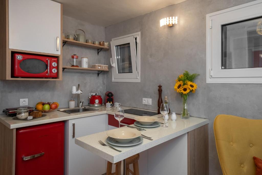 Kuchnia lub aneks kuchenny w obiekcie Cozy tiny apartment in the heart of Plaka
