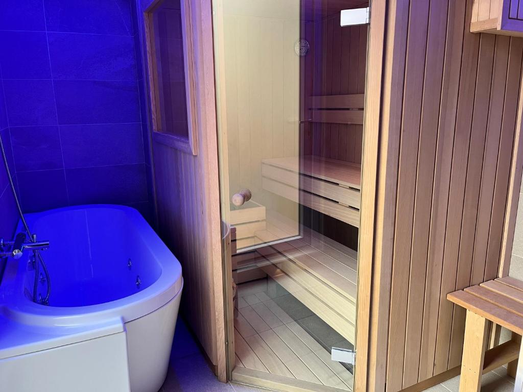 een badkamer met een blauw bad en een toilet bij Corte dei Sogni Boutique Hotel & spa in Florence