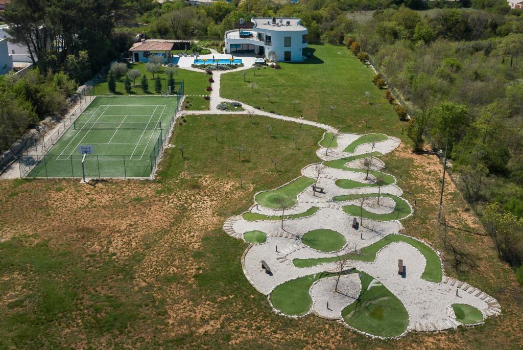 Vonkajšia záhrada v ubytovaní Villa LaDominika
